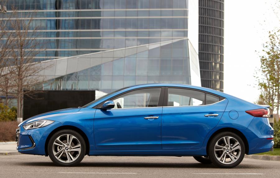 Hyundai Elantra 2016 года  (фото 3 из 30)